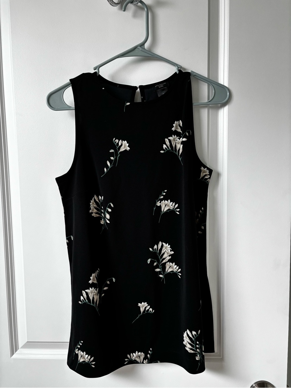 Ann Taylor Black Sleeveless Floral Top with White Blooms